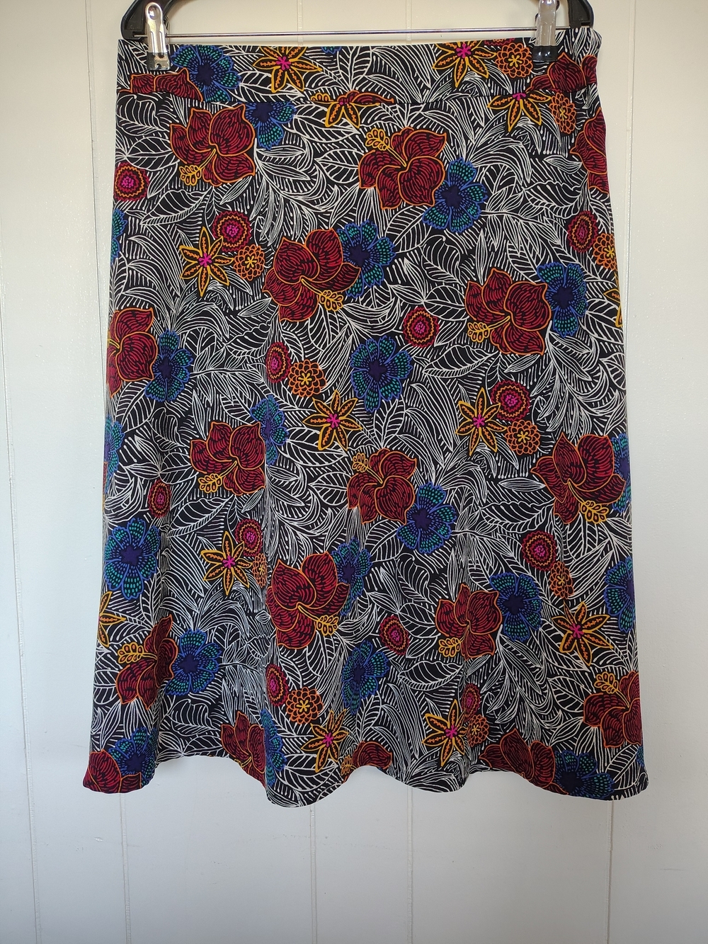 Sag Harbor Floral Print A-Line Skirt in Black with Red & Blue Flowers Size 14.